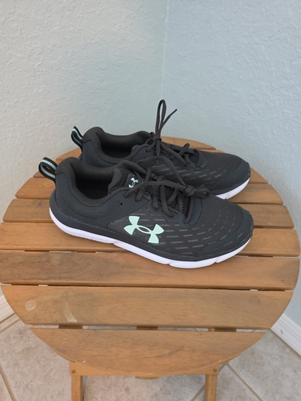 Under Armour Women's Black Athletic Shoes with Mint Logo Size 10
